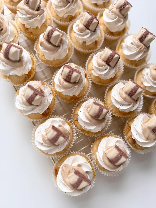 Kinder Bueno White Cupcakes – saftig, fluffig & gefüllt mit weißer Bueno-Creme Danis Drip