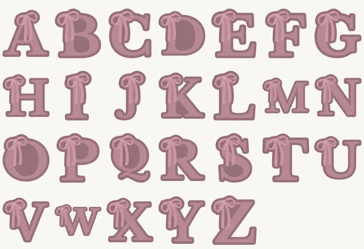 Übersicht aller Buchstaben A bis Z mit Schleife als Ausstecher-Formen – Buchstaben-Set von Danis Drip / Overview of all bow letters A to Z as cookie cutter shapes – by Danis Drip