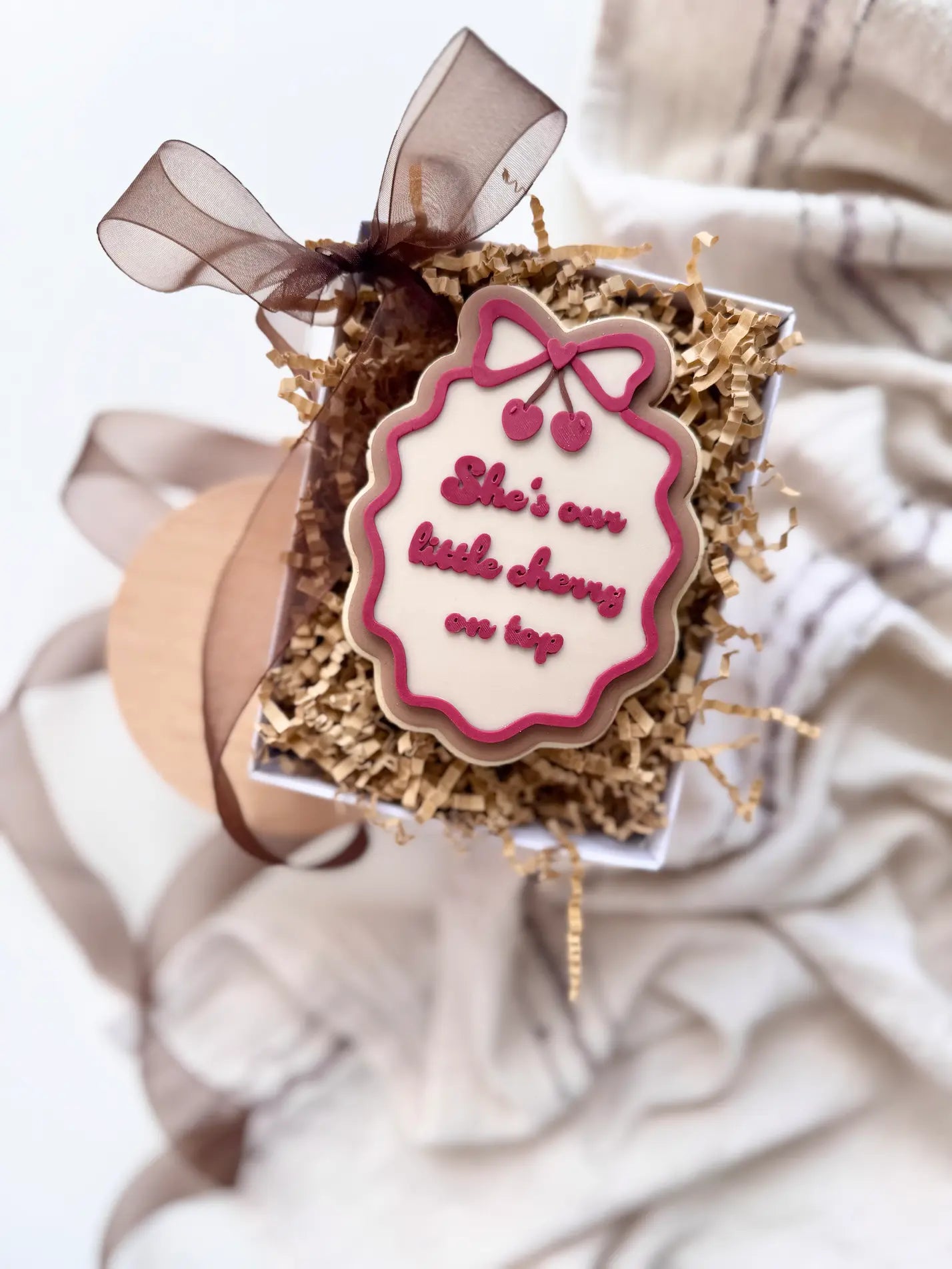 danis drip Bilderrahmen mit Schleife & Kirschen – Cookie Cutter & Stempel (She’s our little cherry on top) birthday debosser embosser