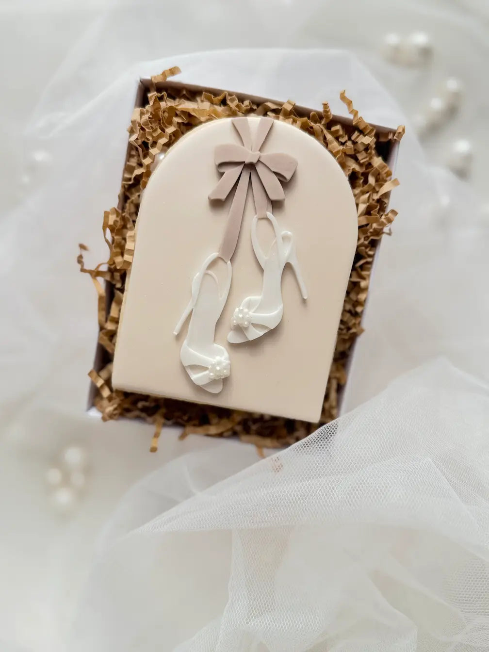 Hochzeits-Keks-Sortiment mit Brautpaar, Brautkleid, Anzug, Ringmotiven, Torte, Sektturm, Brautschuhen und romantischen Schriftzügen als Dekorationsbeispiel. debosser embosser
