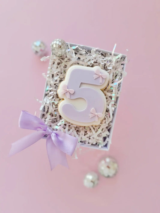 Keks in Form der Zahl 5 mit kleinen fliederfarbenen Schleifen in einer Geschenkbox – Zahlen mit Schleife als STL-Datei von Danis Drip / Number 5 cookie with small lilac bows in a gift box – bow numbers by Danis Drip