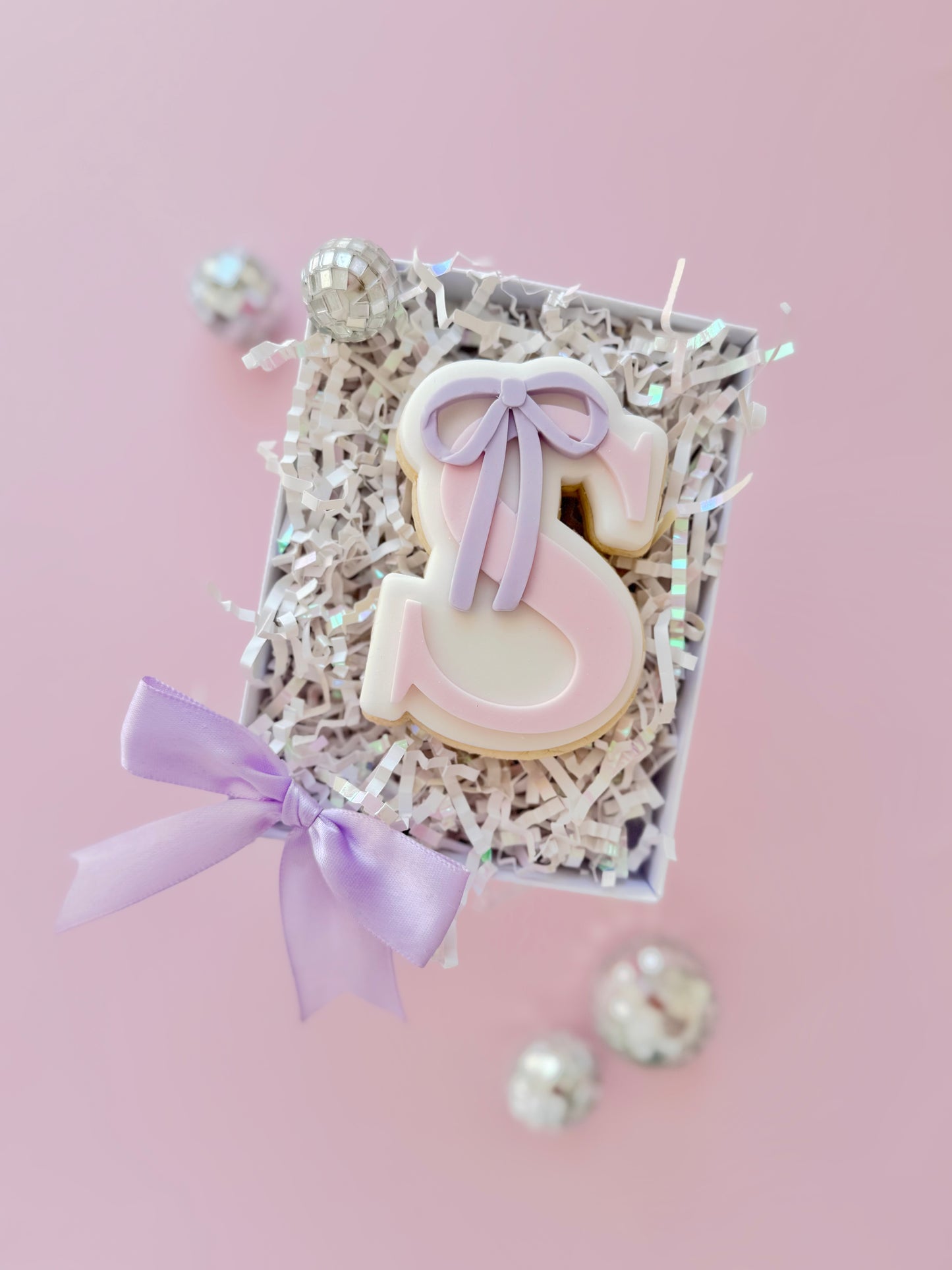 Keks in Form des Buchstabens S mit fliederfarbener Schleife in einer Geschenkbox – Buchstaben mit Schleife als STL-Datei von Danis Drip / Letter S cookie with a lilac bow in a gift box – bow letters by Danis Drip