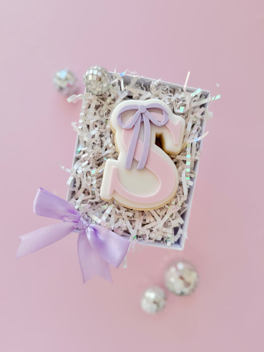 Keks in Form des Buchstabens S mit fliederfarbener Schleife in einer Geschenkbox – Buchstaben mit Schleife als STL-Datei von Danis Drip / Letter S cookie with a lilac bow in a gift box – bow letters by Danis Drip