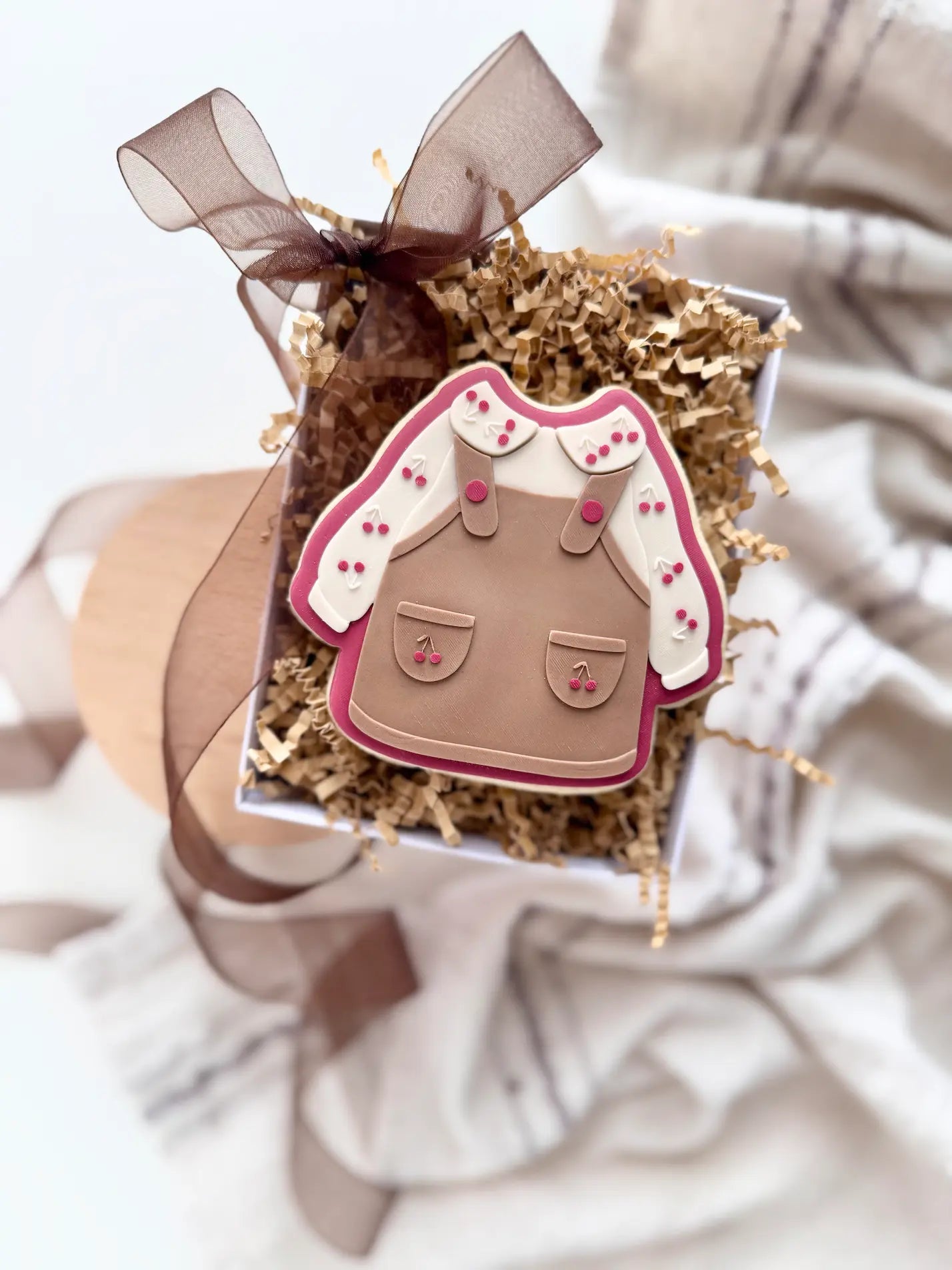 danis drip Baby Latzkleid mit Kirsche – Cookie Cutter & Stempel (Cherry Baby & Coquette Design) debosser embosser birthday 